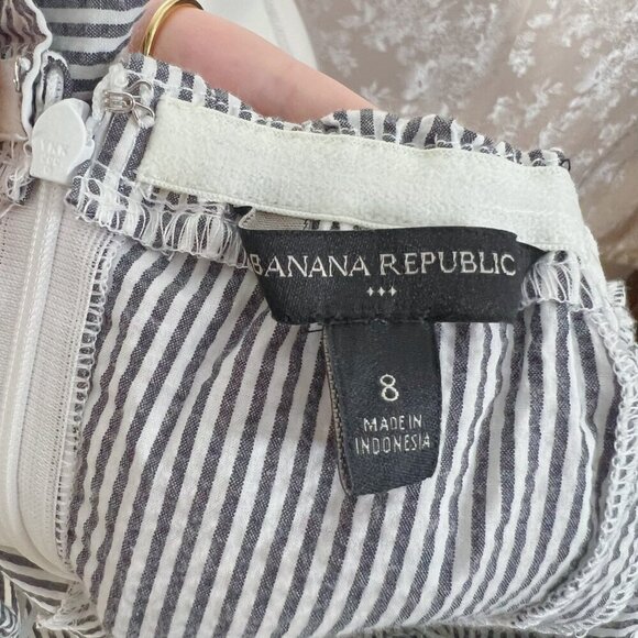 Banana Republic Seersucker Off Shoulder White Grey Striped Ruffle Dress Size 8 - Picture 7 of 8